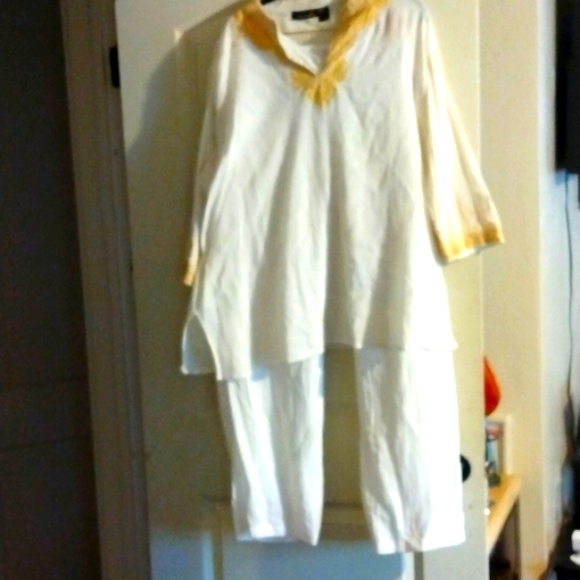 Ashley Stewart Tops - Ashley Stewart 2x white n gold embroidered blouse